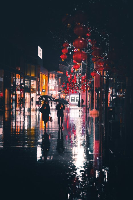 Imagen atmosférica de la lluvia en una calle de la ciudad por la noche
