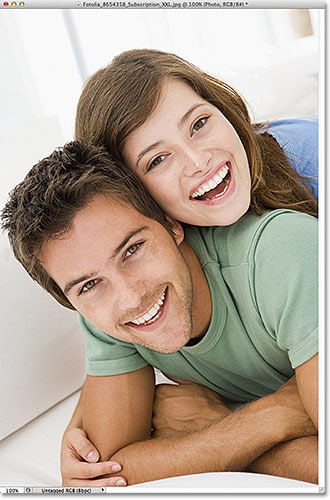 Una foto de una pareja joven.  Imagen con licencia de Fotolia por Photoshop Essentials.com