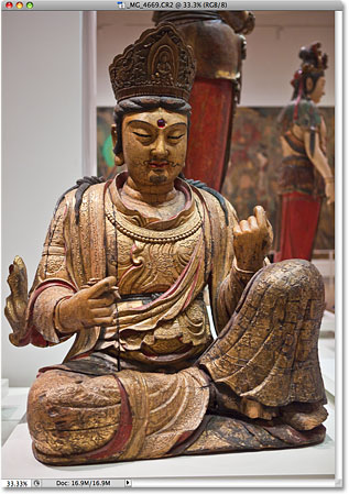 Una escultura china del Museo Real de Ontario, Toronto, Canadá.  Imagen © 2009 , Photoshop Essentials.com