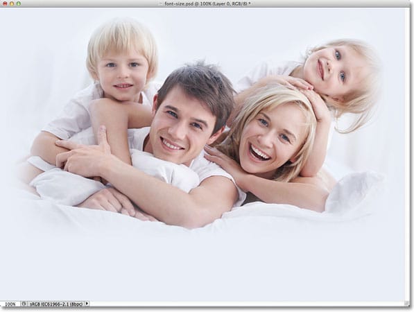 Una foto de una pareja con dos hijos.  Imagen con licencia de Fotolia por Photoshop Essentials.com