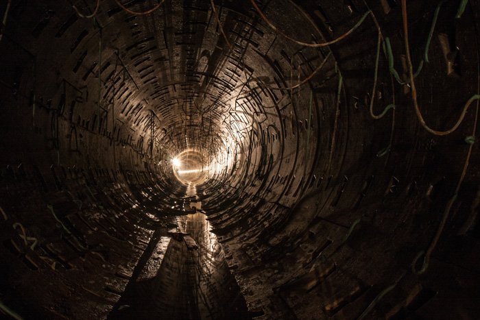 Toma atmosférica de un túnel oscuro durante un viaje de exploración urbana