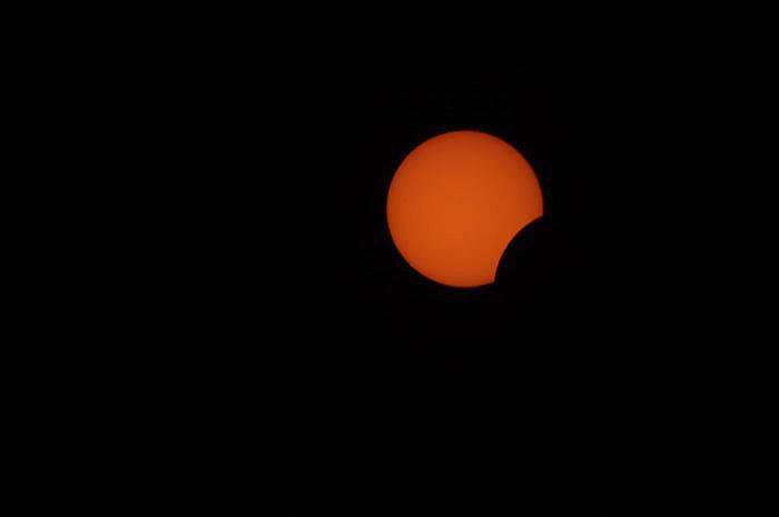 un eclipse solar parcial donde la Luna cubre parcialmente el Sol - fotografía solar