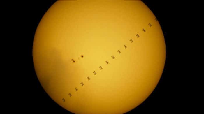 La ISS transitando frente al Sol, pasando junto a un grupo de manchas solares.