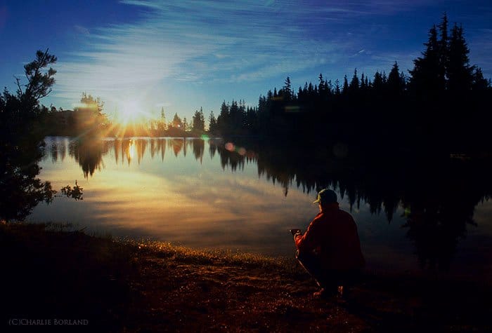 Un fotógrafo junto a los lagos de Three Sisters Wilderness, Oregón