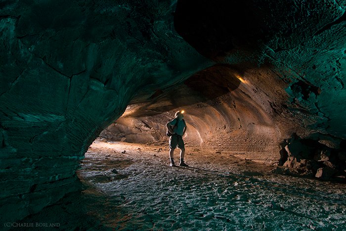 Una cueva de fotógrafos de aventuras Explorando, Oregón central