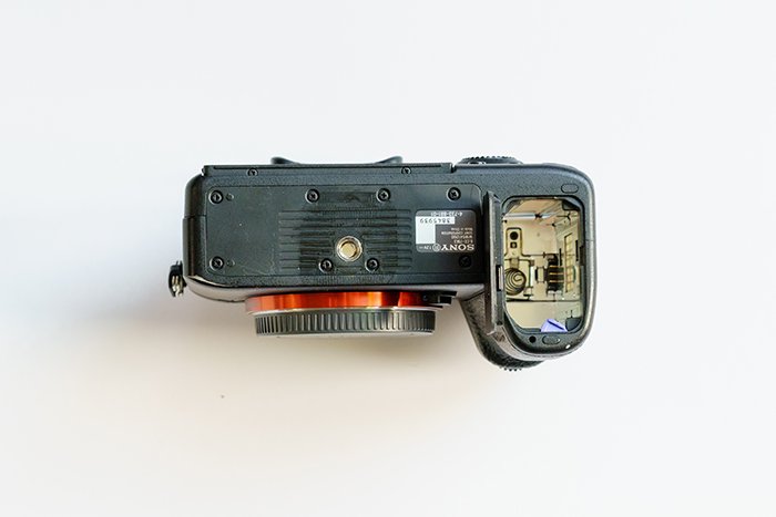 Una imagen del compartimento de la batería de la cámara Sony A7 III