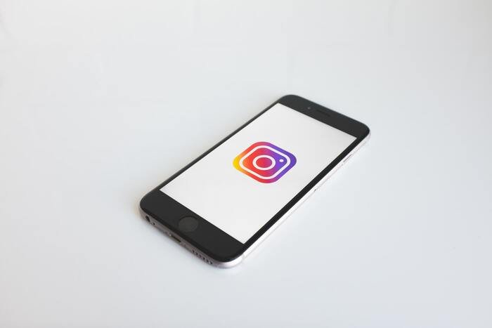 Un teléfono inteligente con el logo de Instagram en la pantalla.