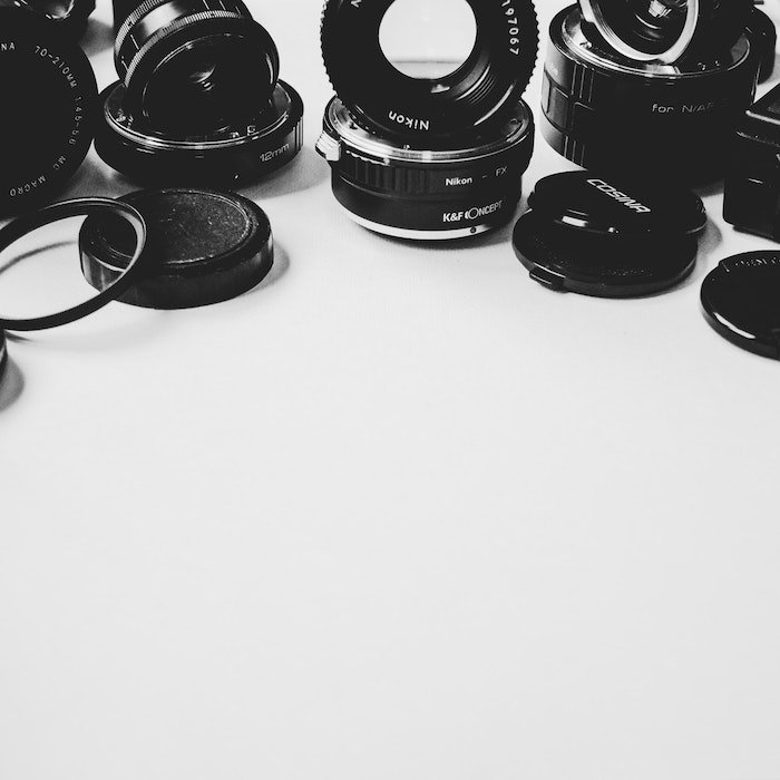 una naturaleza muerta de diferentes lentes y tapas de lentes: la mejor lente para la fotografía de productos