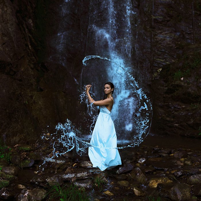 Retrato artístico de una modelo femenina posando bajo una cascada por Sarah Ann Loreth