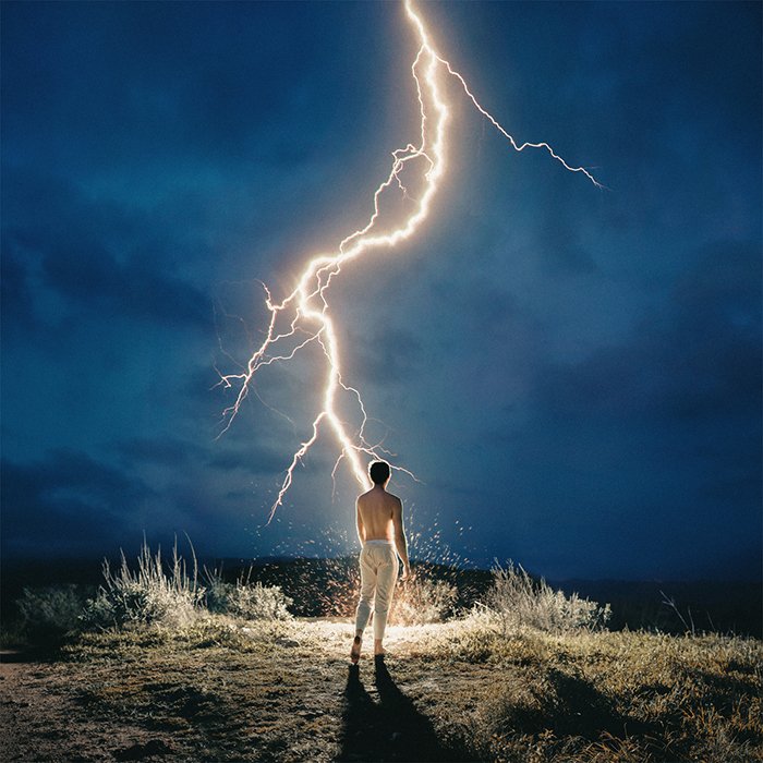 Un impresionante retrato de un hombre parado bajo un rayo por el fotógrafo de bellas artes Alex Stoddard