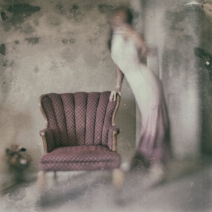 Retrato atmosférico de una modelo femenina por el fotógrafo de bellas artes Lotus Carroll