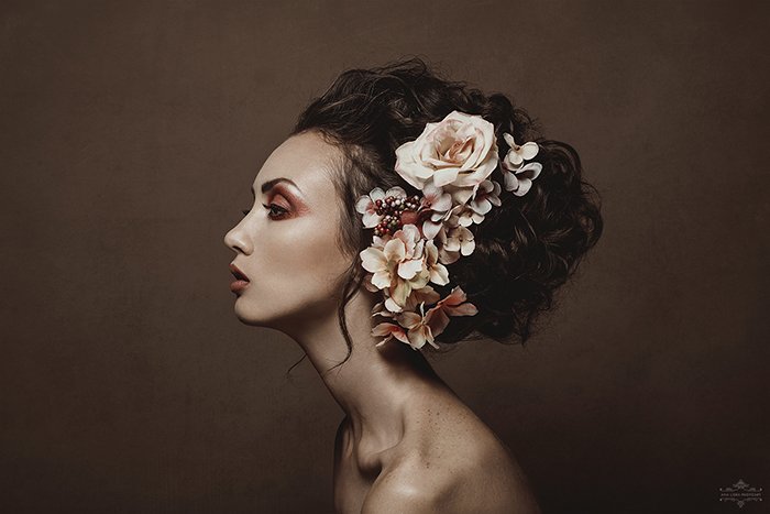 Retrato atmosférico de una modelo femenina por la fotógrafa de bellas artes Ana Lora