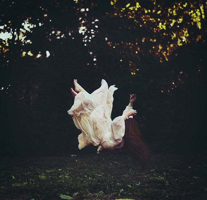 Retrato de arte surrealista de un modelo femenino cayendo al aire libre