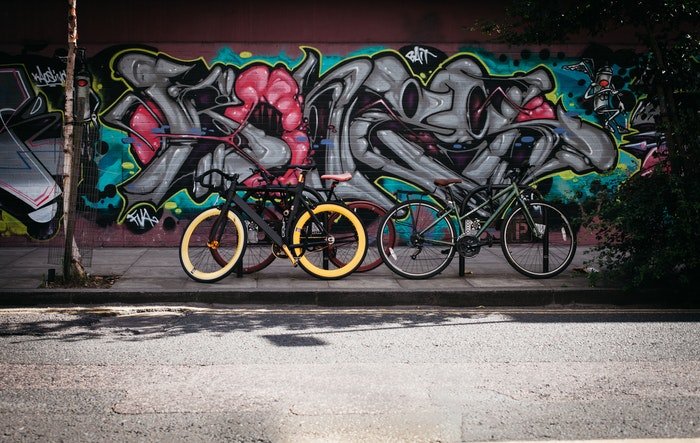 Ejemplo de fotografía callejera con grafiti y bicicletas
