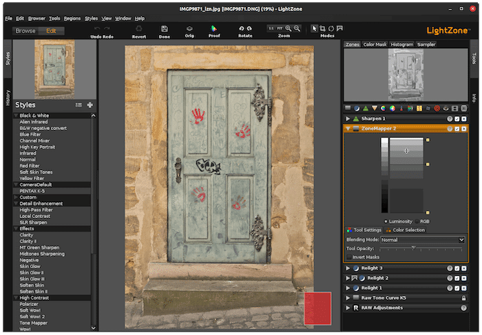 Captura de pantalla de la interfaz del software Lightzone alternativo de Lightroom con una foto de una puerta