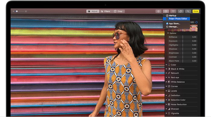 Captura de pantalla de la interfaz del software Apple Photos alternativo a Lightroom con el colorido retrato de una mujer