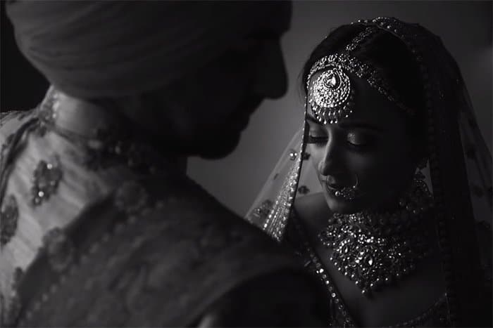 Un retrato de boda en blanco y negro de una pareja india