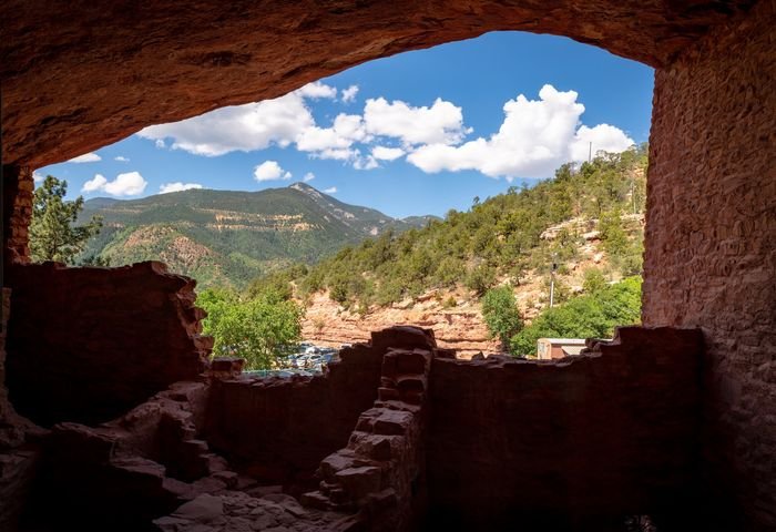 Foto de colinas tomadas desde el interior de una cueva usando un marco dentro de una composición de marco