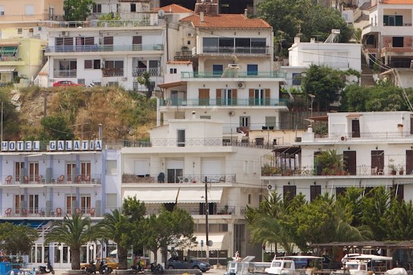 Foto de la costa del mar con casas y hoteles en diferentes niveles.