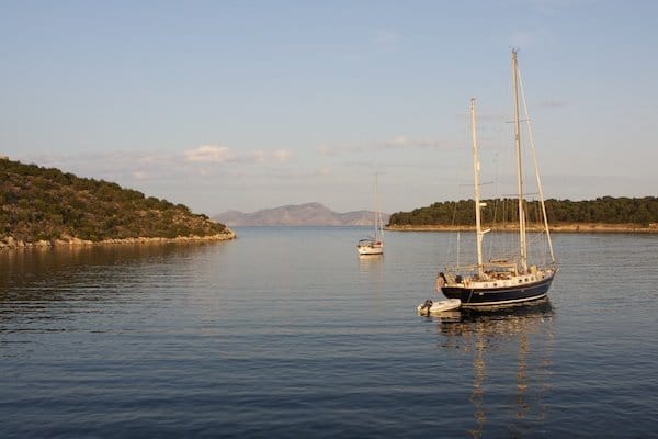 Foto del mar con un par de yates.