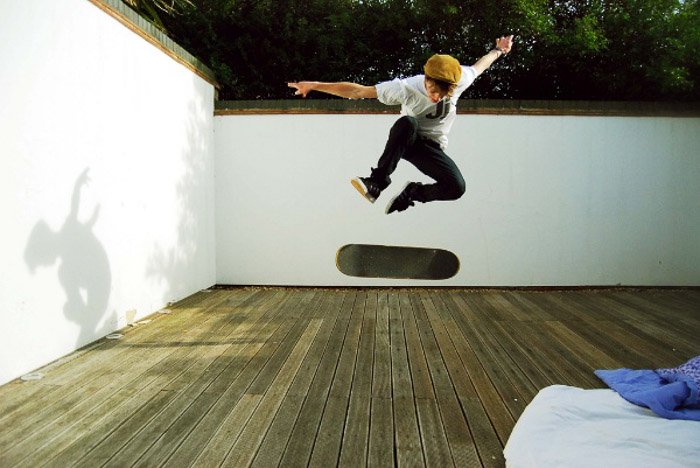 Una foto de un patinador en el aire que demuestra la estabilidad y el equilibrio.