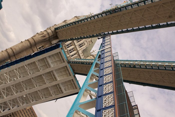 Un puente moderno tomado desde un ángulo interesante