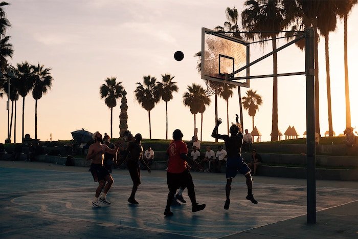 Un juego de baloncesto al aire libre con poca luz - fotos geniales de baloncesto