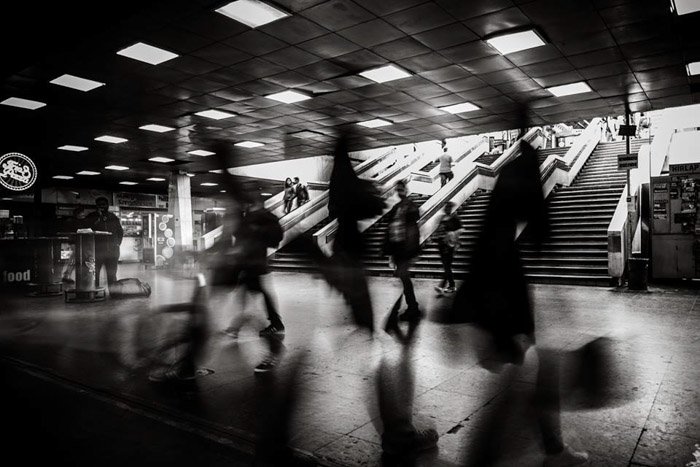 Fotografía en blanco y negro de larga exposición de una estación de metro en Budapest Hungría