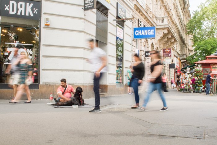 Transeúntes borrosos en una calle muy transitada en Budapest