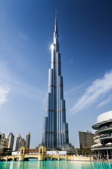 foto de un rascacielos alto