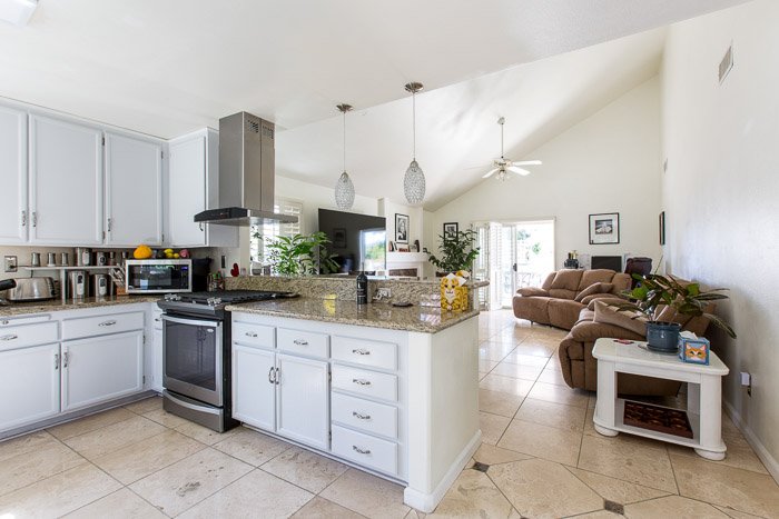 Una fotografía interior de cocina amplia y luminosa para bienes raíces