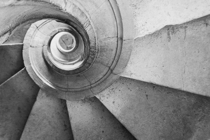 Rodada en blanco y negro de una escalera de caracol en el castillo de los Caballeros Templarios.  Tomar, Portugal