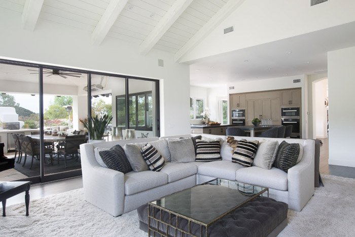 Foto brillante y aireada del interior de una sala de estar usando HDR para fotografía de bienes raíces