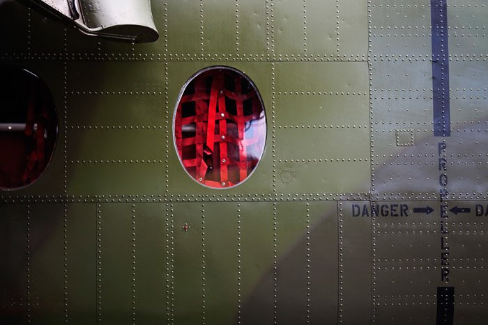 Correas de carga visibles a través de la ventana de un avión militar.