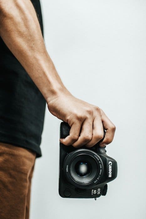 Foto de un hombre que sostiene una cámara