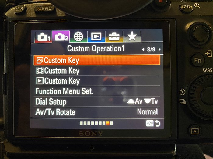 En su menú, busque sus botones personalizados y asigne la función AF-ON al botón AF-ON (o cualquier botón que elija).  Para mi Sony, seleccioné el elemento de menú Tecla personalizada y me desplacé hasta que encontré el botón AF-ON.
