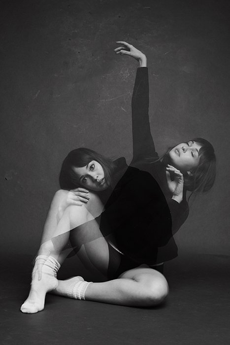 Una foto de exposición creativa doble de una bailarina de ballet en blanco y negro - imágenes de ballet