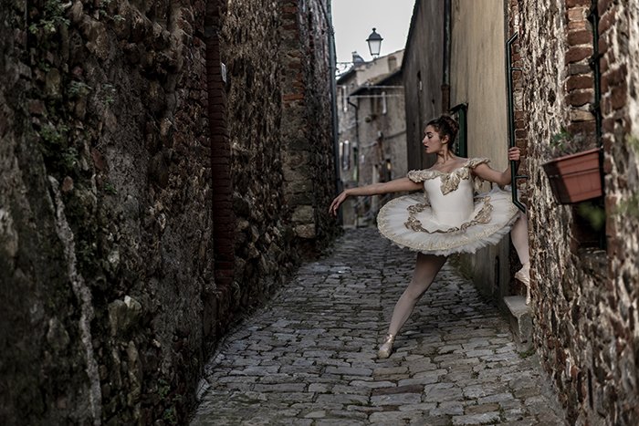 Una hermosa fotografía de ballet de una bailarina posando al aire libre