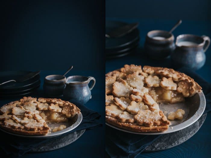Díptico Collage de fotos que muestra 2 ángulos diferentes de una tarta de manzana al horno con platos azules, cubiertos y fondo.