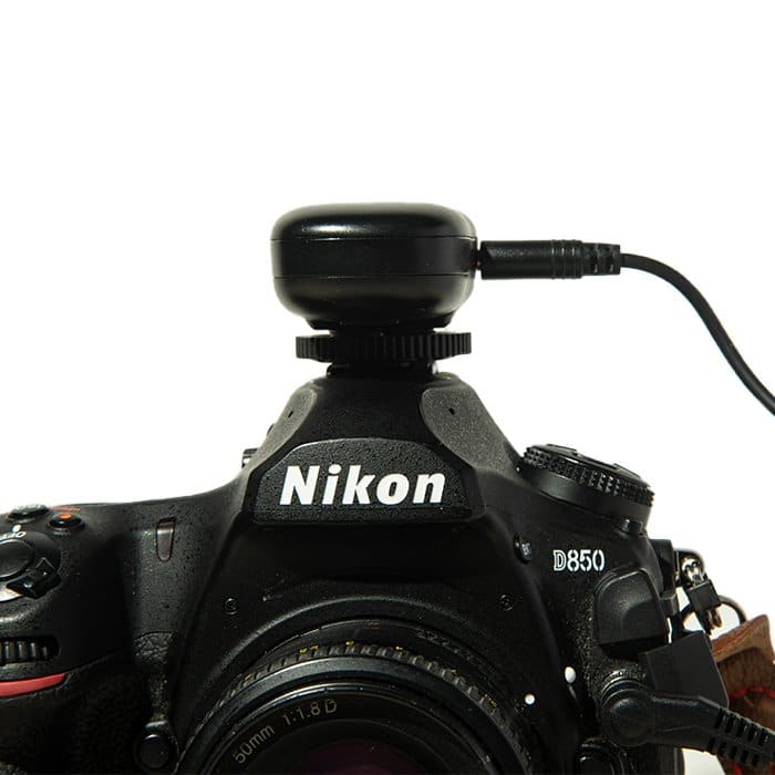 Un receptor inalámbrico para un control remoto de cámara instalado en una zapata de cámara Nikon