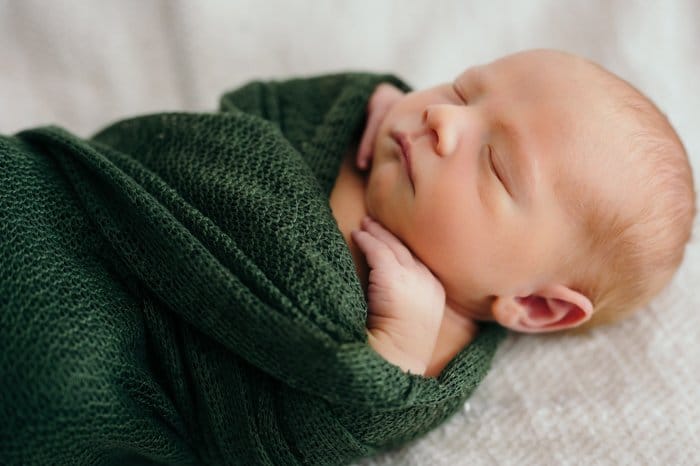 Foto de primer plano de un bebé recién nacido envuelto en una manta