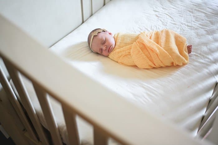 Foto de un bebé durmiendo en una manta amarilla
