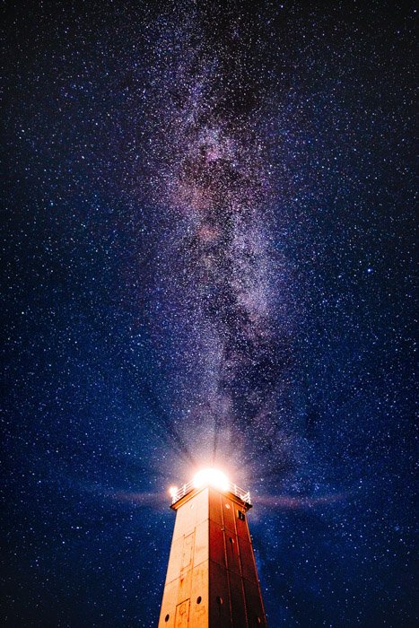 Magnífica foto del cielo nocturno plagado de arranques sobre una torre: filtros de astrofotografía