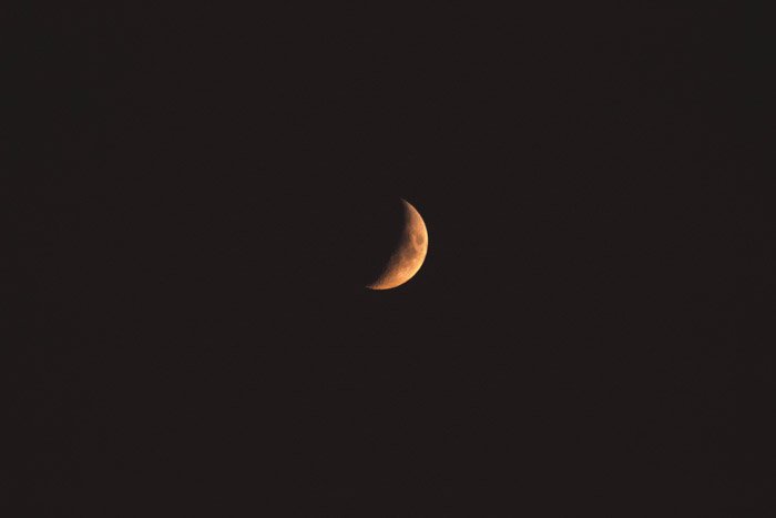 Cerrar foto de una luna creciente - filtro de astrofotografía