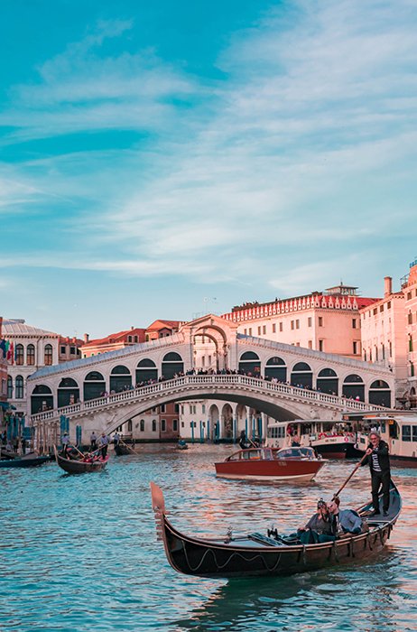 Una hermosa foto de una góndola en un canal de Venecia: las mejores ciudades para visitar en Europa
