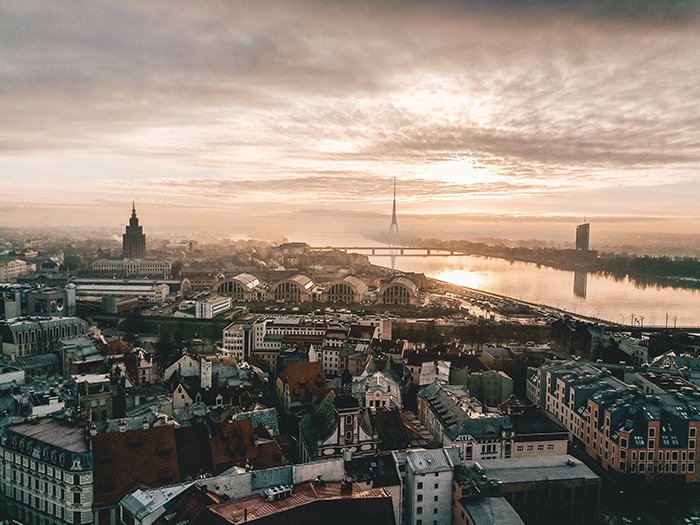 Un paisaje urbano aéreo de Riga, Letonia: las mejores ciudades europeas para visitar