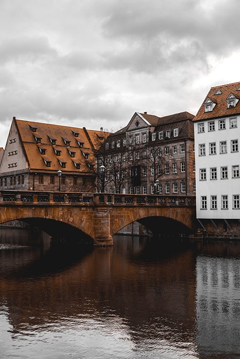 Un bonito puente de piedra sobre un río en Nuremberg, Alemania