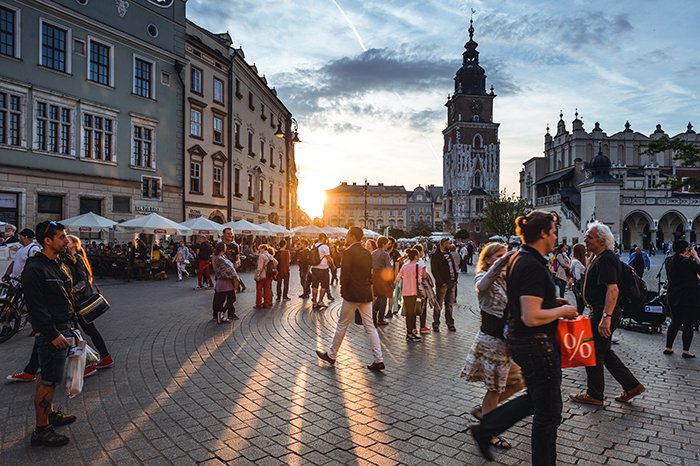 Una concurrida escena callejera en Cracovia: las ciudades más bellas de Europa