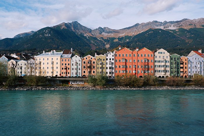 Una línea de casas de colores en la costa de Innsbruck. 