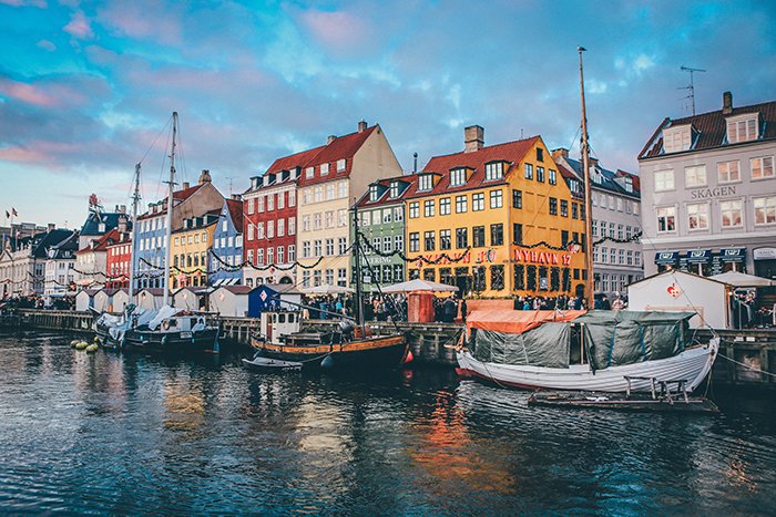 Casa de colores y barcos junto al río en Copenhague: las ciudades más bellas del mundo